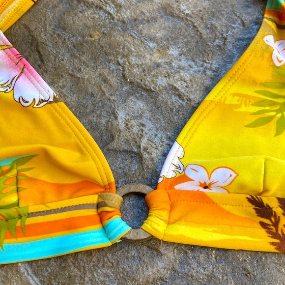 Bikini - Picture 2 of 4